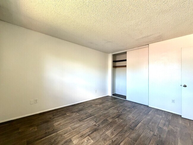 Building Photo - ~Spacious Top Floor Unit~ Great Natural Light~ Updated Appliances~ Pets Welcome!~