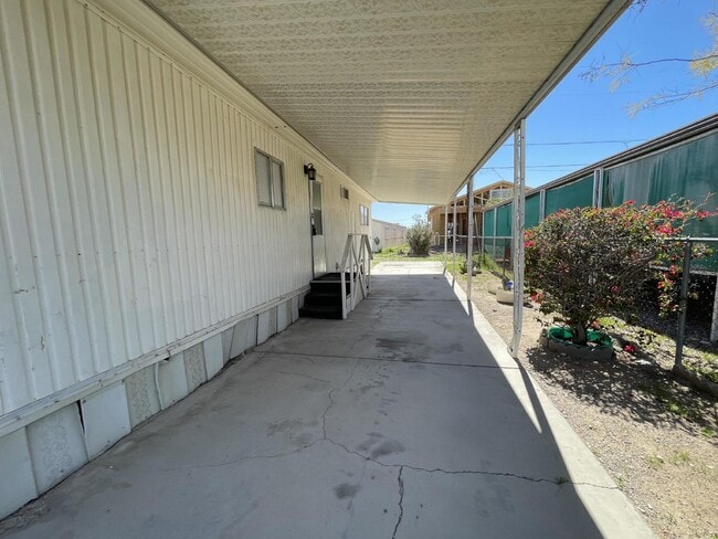 Building Photo - 2 bed 2 bath close to the river.