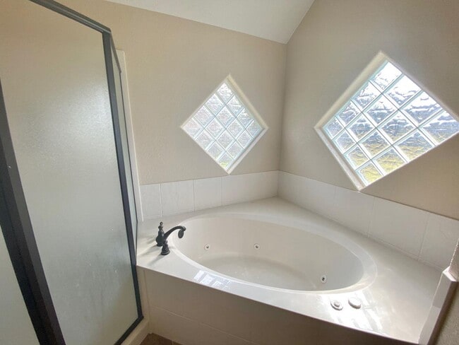 Building Photo - AVAILABLE NOW!