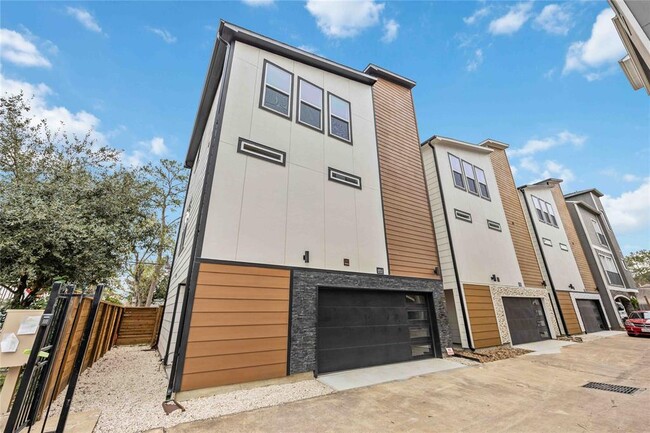 Building Photo - 602 W 28th St