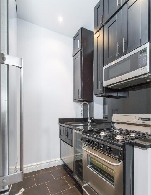 Building Photo - 722 10th Ave