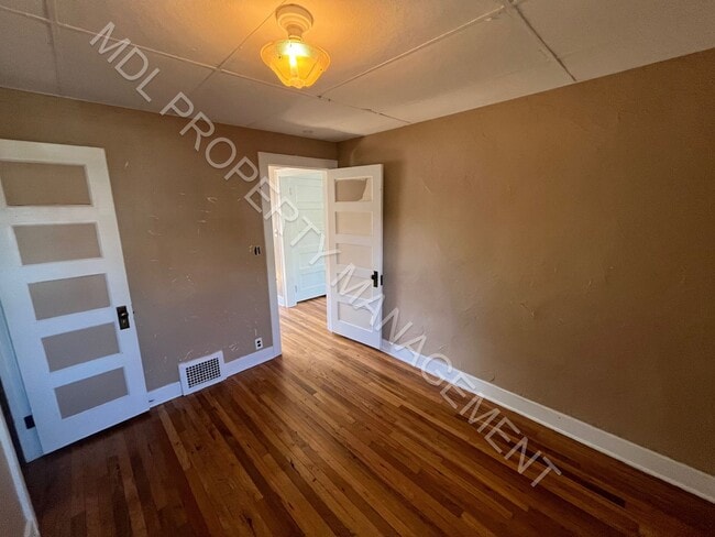 Building Photo - 2 Bedroom 1 Bath Apartment w/ Basement