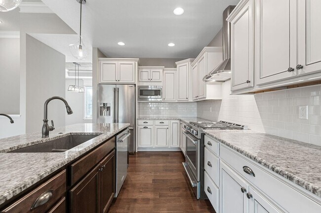 Building Photo - 1605 Labrador Dr