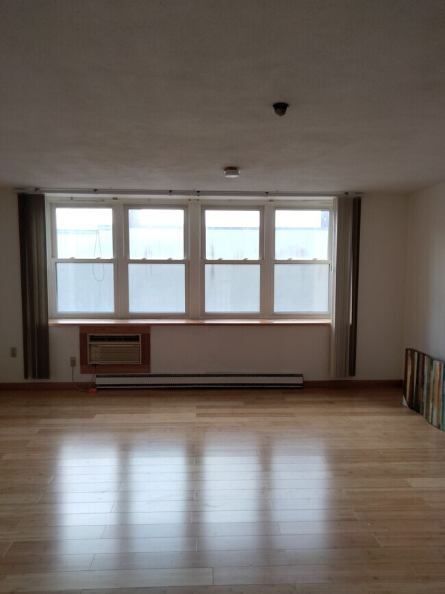 Building Photo - 340 Main St