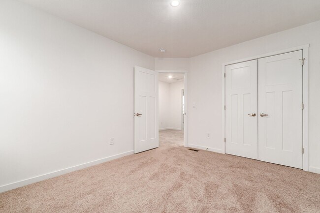 Building Photo - 120 Red Willow Dr