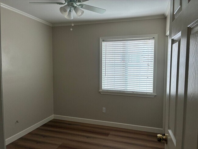Building Photo - 3 Bedrooms with big backyard