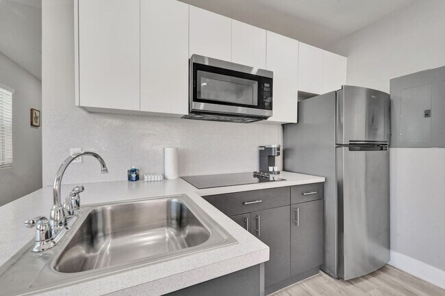 Building Photo - 906 N Riverside Dr