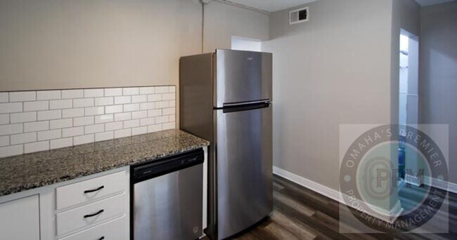 Building Photo - Updated Duplex Near Downtown! - 2 Bed / 1 Bath / 800SF