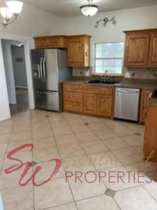 Building Photo - Good looking 3 bedroom 2 bath with huge yard!