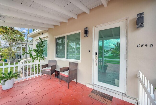 Building Photo - 6840 SW 26th Ct