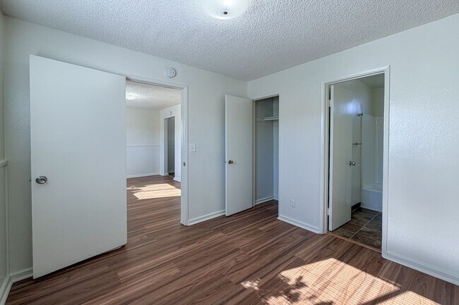 Building Photo - 424 Ponoma St