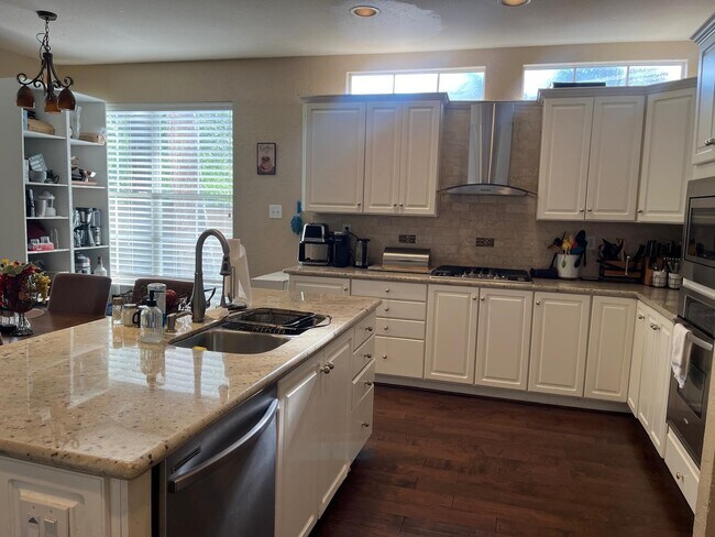 Building Photo - 3 Candle Pine Pl