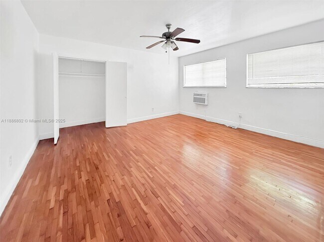 Building Photo - 1316 NE 105th St