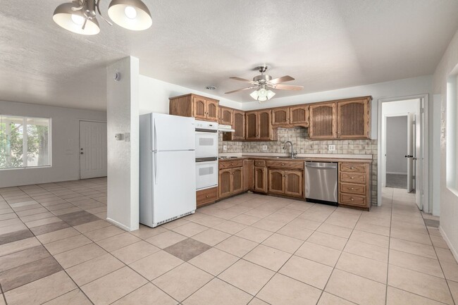 Building Photo - South Scottsdale Charmer! 4 bed + Office, ...