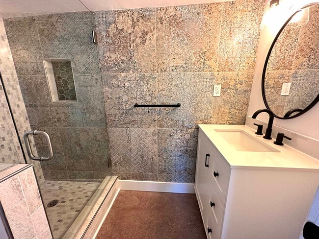 Building Photo - 119 S Alvarado St