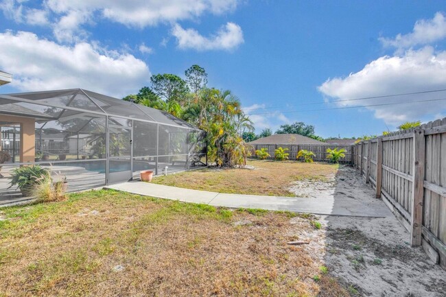 Building Photo - 214 SW Milburn Cir