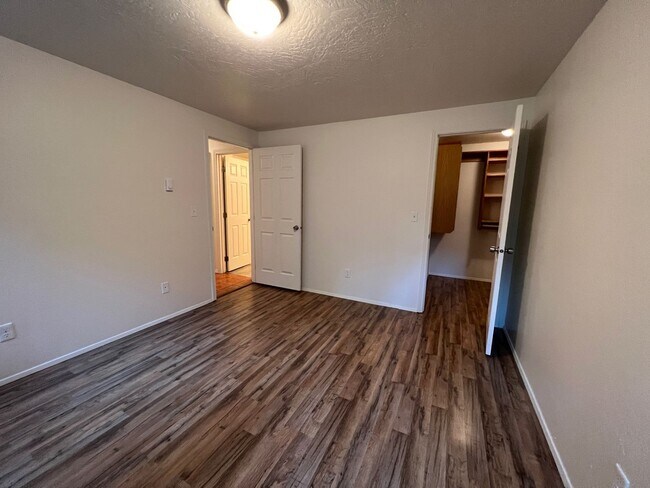 Building Photo - 2 Bedroom Condo in Lake Oswego