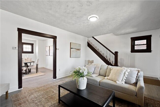 Building Photo - 3 bed 1 bathroom - central air, outdoor sp...