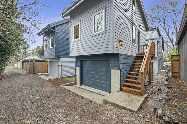 Building Photo - Stylish Portsmouth apartment by dining, pa...