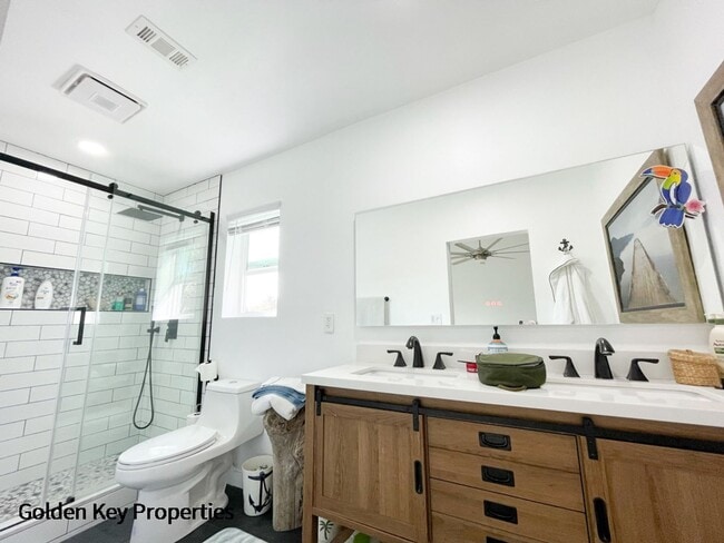 Building Photo - Remodeled townhome located in the Cape at ...