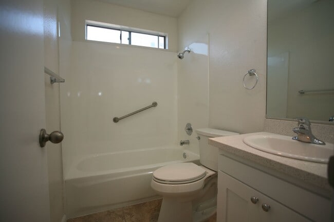 Building Photo - Helix 1380-82