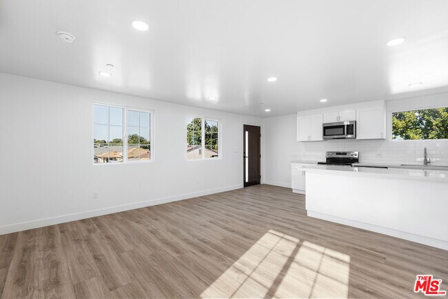 Building Photo - 498 E 52nd St