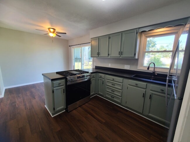 Building Photo - 411 4th Ave