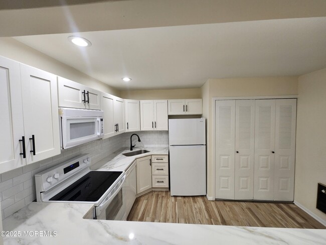 Building Photo - 129 Amberly Dr