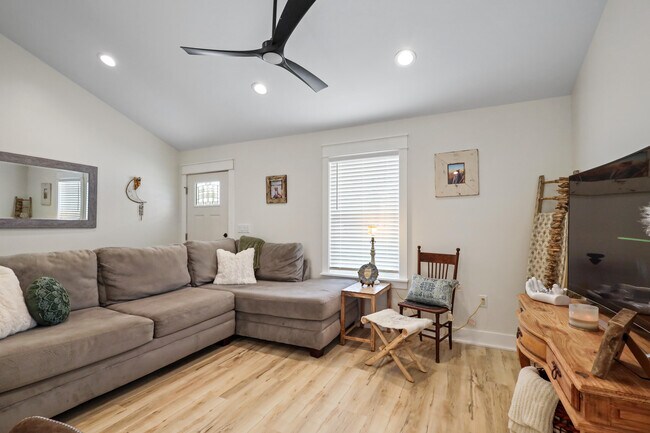 Building Photo - 71 Lafavre Ln