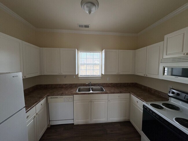 Building Photo - 1bed, 1bath unit available!