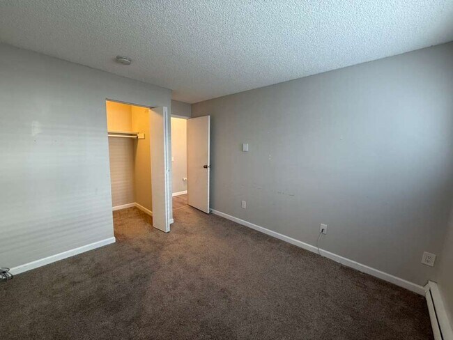 Building Photo - 3 Bedroom 2 Bathroom Plus Parking and Storage!