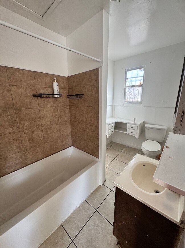 Building Photo - 3424 Winter St