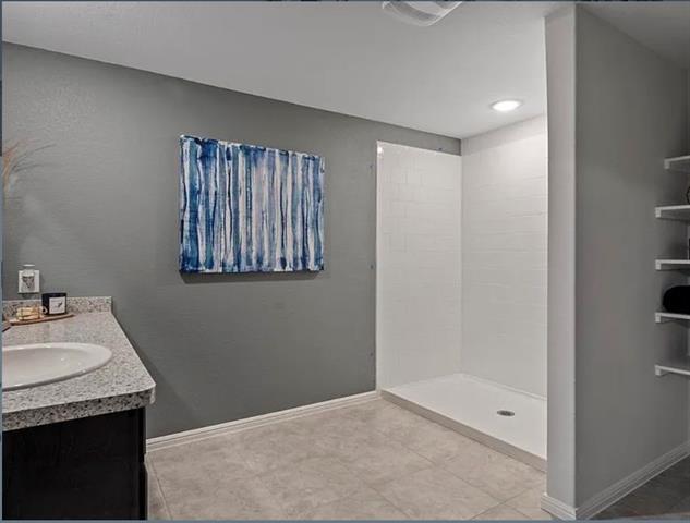 Building Photo - 620 W 1st St