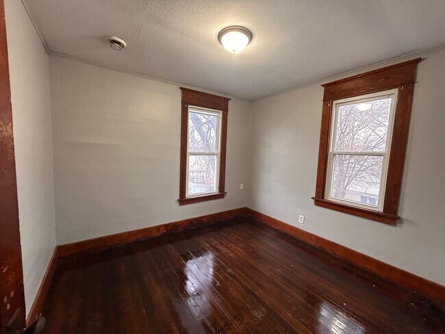 Building Photo - 2047 W 6th St