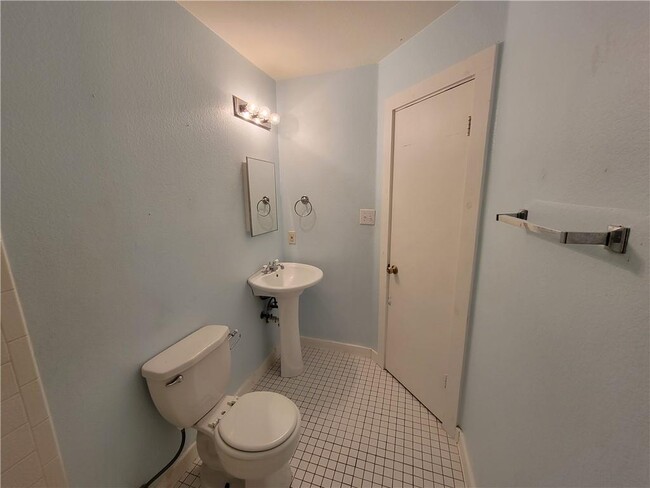 Building Photo - 1061 Canterbury Trail