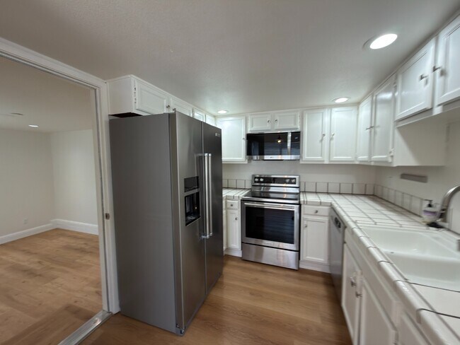 Building Photo - Prime Santa Clara Location | Bright 3BR/2.5BA End-Unit | 2 Primary Suites | Central Heat & AC