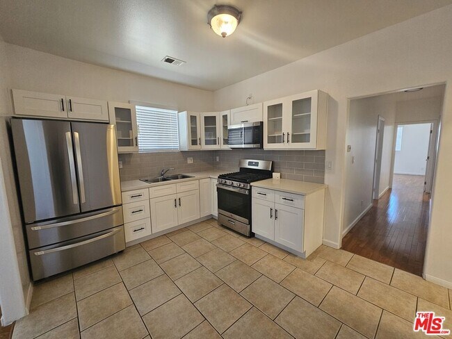 Building Photo - 1816 1/2 S La Brea Ave