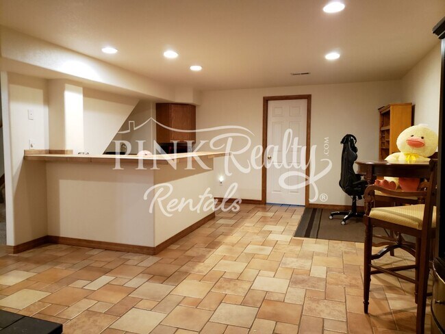 Building Photo - Gorgeous 5 Bedroom Home in D20!