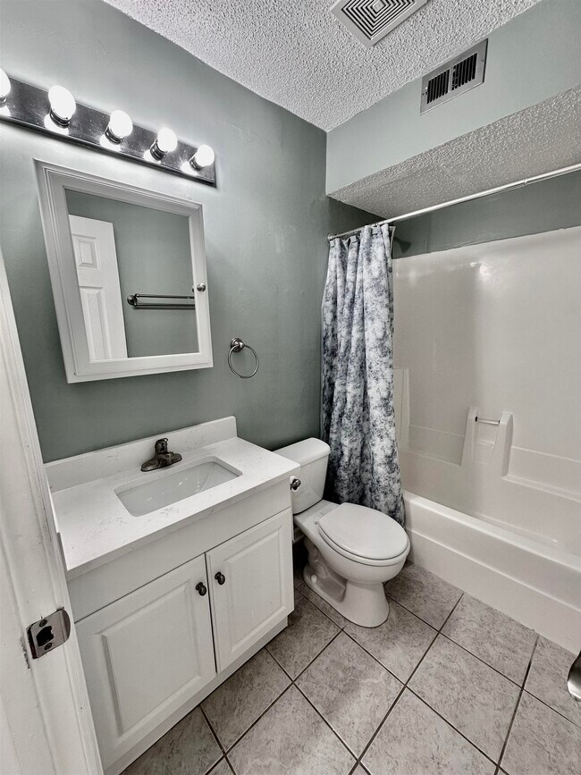 Building Photo - 400 Cambridge Cir