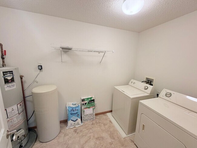 Building Photo - Spacious Bailey’s Arbor Townhome! 2BR + Bonus Living Room & Resort-Style Amenities!!