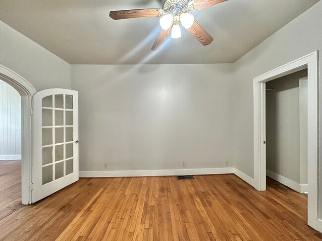 Building Photo - College Ave Triplex
