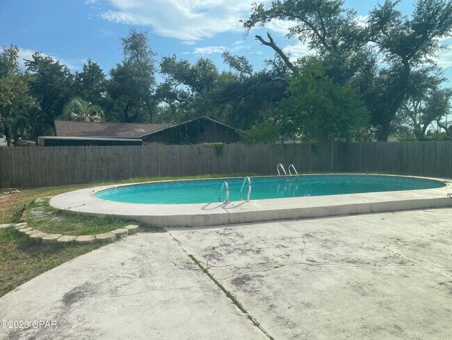 Building Photo - 102 Hershel Ct