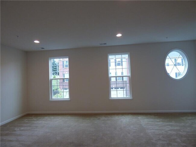 Building Photo - 2302 Pointe View Dr