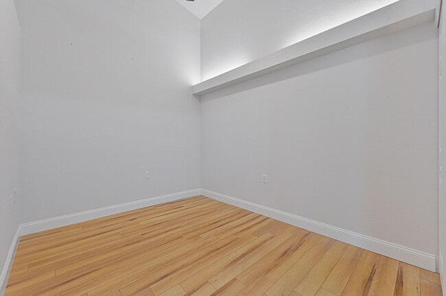 Building Photo - ** 2Bed / 2Bath - Beautiful Condo in Bonit...
