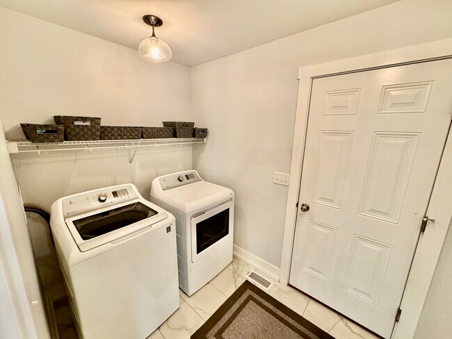 Building Photo - 628 Krpan Ct