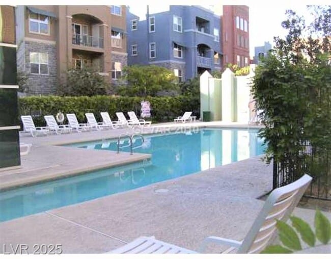 Building Photo - HIGHRISE LIVING ON THE STRIP!