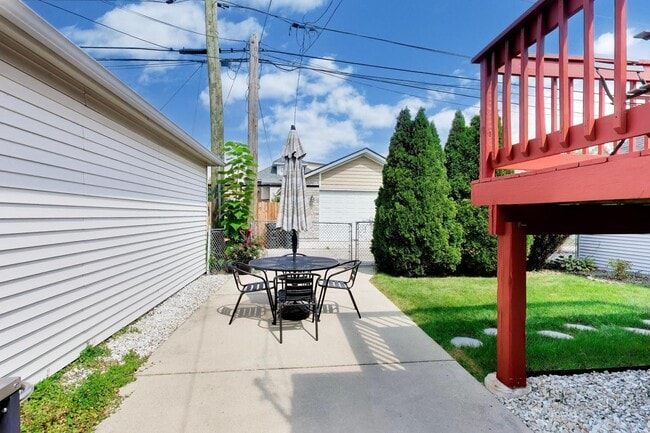 Building Photo - 7922 W Elmgrove Dr