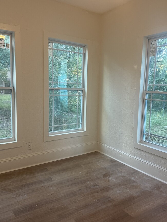 Building Photo - 1030 E 13th St