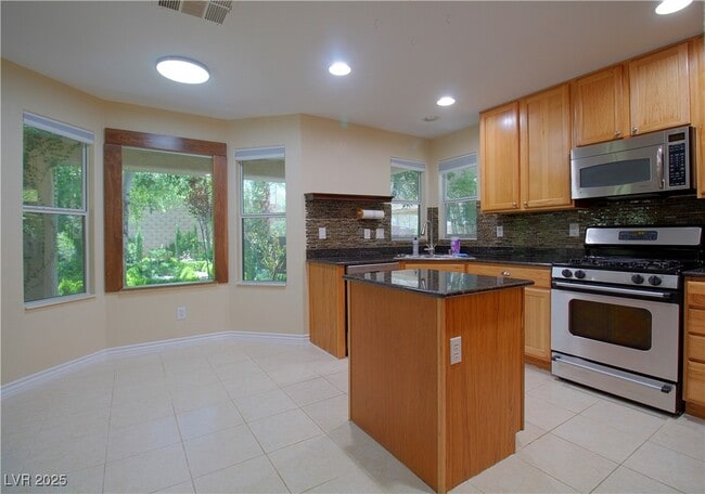 Building Photo - 2859 Dunnottar Ave