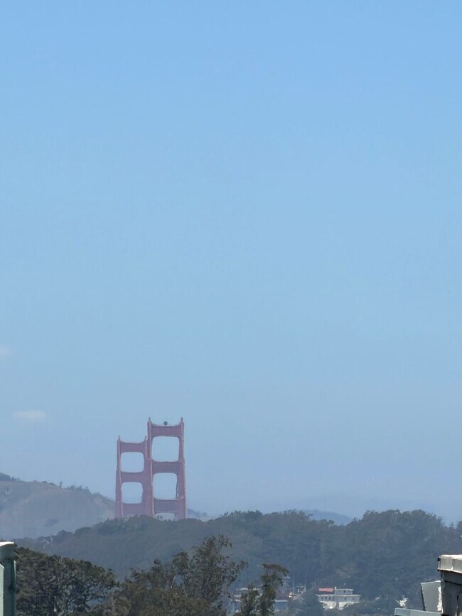 Building Photo - UPDATED HUGE SUNNY 2250sf 3BR+Den/1+2Half BA 2250sf Sunset/UCSF Home VIEWS AVAILABLE NOW